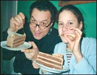 Papi_und_Caecilie_essen_letzten_Steinmetzkuchen